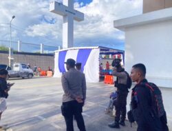 Polres Jayawijaya Hadirkan Rasa Aman pada Ibadah Kebaktian Kebangunan Rohani