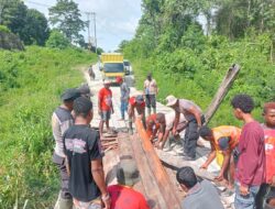 Kapolsek Bonggo Bersama Warga Perbaiki Jembatan Kayu di Kampung Mawes Mukti