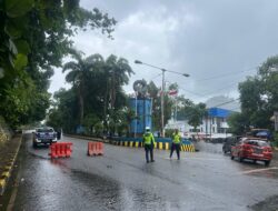 Satgas Kamseltibcarlantas Operasi Lilin Cartenz 2025 Cepat Tanggap Atasi Pohon Tumbang di Jayapura