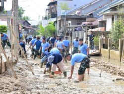 “Prajurit TNI AU dan Warga Bahu Membahu Bersihkan Lumpur Pascabanjir di Tabing Banda Gadang”