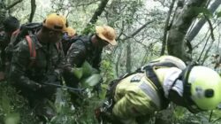 Prajurit TNI Temukan Enam Korban Kecelakaan Pesawat ATR 42-500