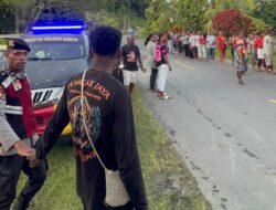 Patroli Dialogis Sat Samapta Polres Sarmi, Sambangi Tradisi Siram Air Masyarakat Pasca Tahun Baru