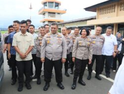 Kapolda Papua Barat Melepas Keberangkatan Wakapolda Kalteng di Bandara Rendani