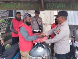 Polres Jayawijaya Salurkan Bantuan Rompi Ojek kepada Pengemudi Ojek di Kota Wamena