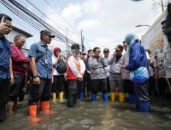 Tinjau Pengungsian Banjir di Rawa Buaya, Gubernur Pramono Serahkan Bantuan dan Tambah Pompa Air