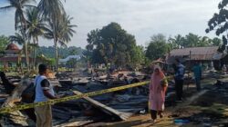 Respons cepat Polsek Karas bersama Koramil dan warga padamkan kebakaran di Kampung Malakuli