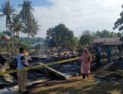 Respons cepat Polsek Karas bersama Koramil dan warga padamkan kebakaran di Kampung Malakuli