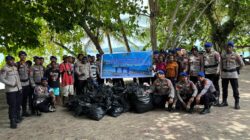 Ditpolairud Polda Papua Barat Bersama Komunitas dan Warga Gelar Aksi Bersih Pantai Pasir Putih