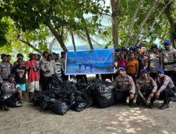 Ditpolairud Polda Papua Barat Bersama Komunitas dan Warga Gelar Aksi Bersih Pantai Pasir Putih