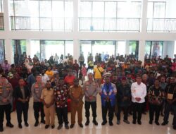 Kunjungan Kerja Kapolda Papua Barat Sekaligus Berikan Tali Asih Kepada Pengungsi Distrik Moskona