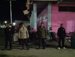 Personel Polres Jayawijaya Amankan Sholat Tarawih di Masjid Nurul Anwar