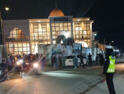 Polres Jayawijaya Amankan Sholat Tarawih di Masjid Al-Ihsan, Jamaah Beribadah dengan Khusyuk