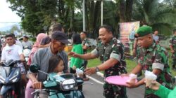 Wujud Kepedulian dan Kebersamaan di Bulan Ramadhan, Dandim 1310/Bitung bersama Anggota dan Persit Kodim 1310/Bitung Berbagi Takjil di Depan Makodim