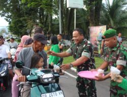 Wujud Kepedulian dan Kebersamaan di Bulan Ramadhan, Dandim 1310/Bitung bersama Anggota dan Persit Kodim 1310/Bitung Berbagi Takjil di Depan Makodim