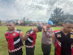 Propam Polres Jayawijaya Gelar Gaktiblin, Tingkatkan Disiplin dan Kerapian Personel   Jayawijaya – Dalam rangka meningkatkan kedisiplinan serta profesionalisme anggota, Seksi Profesi dan Pengamanan (Propam) Polres Jayawijaya melaksanakan kegiatan Penegakan Ketertiban dan Disiplin (Gaktiblin) terhadap seluruh personel, Senin (02/03) pagi, bertempat di Mako Polres Jayawijaya.  Kegiatan diawali dengan apel pagi yang dipimpin langsung oleh Kapolres Jayawijaya, AKBP Anak Agung Made Satriya Bimantara, S.I.K. Dalam arahannya, Kapolres menekankan pentingnya menjaga sikap tampang, kelengkapan administrasi pribadi, serta kedisiplinan sebagai wujud tanggung jawab dan profesionalisme anggota Polri dalam memberikan pelayanan terbaik kepada masyarakat.  Usai apel pagi, kegiatan dilanjutkan dengan pemeriksaan Gaktiblin yang dipimpin oleh Ps. Kasi Propam AIPTU Frans Risamasu bersama jajaran Propam. Pemeriksaan meliputi kelengkapan identitas diri seperti KTA, KTP, SIM dan NPWP, serta pengecekan sikap tampang dan atribut yang digunakan personel.  Dalam pelaksanaannya, masih ditemukan beberapa personel yang belum memenuhi ketentuan, di antaranya personel yang tidak menjaga kerapian sikap tampang, tidak dapat menunjukkan kelengkapan identitas diri, serta masih menggunakan beds kesatuan lama. Terhadap personel yang melakukan pelanggaran diberikan tindakan disiplin di tempat berupa teguran, pembinaan fisik, penertiban rambut, serta pelepasan beds lama untuk diganti sesuai ketentuan yang berlaku.  Selain itu, Wakapolres Jayawijaya AKP Albertus Mabel, S.I.K., M.A.P. turut memberikan arahan dan penekanan kepada personel, khususnya yang bertugas di SPKT dan penjagaan, agar senantiasa menjaga kedisiplinan, kelengkapan administrasi, serta penampilan sebagai etalase institusi Polri di tengah masyarakat.  Propam juga memerintahkan personel yang belum memiliki SIM agar segera mengurus penerbitan SIM melalui Satuan Lalu Lintas guna mendukung tertib administrasi dan keselamatan dalam berkendara.  Kegiatan ini merupakan langkah konsisten Polres Jayawijaya dalam membangun budaya disiplin internal guna mewujudkan Polri yang Presisi dan semakin dipercaya masyarakat.