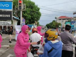 Polresta Manokwari Dan Bhayangkari Cabang Kota Manokwari Bagikan Ratusan Takjil di Perempatan Makalow