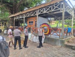 Personel Ditpamobvit Polda Papua Barat Tinjau Lokasi bangunan Pos Pam Pariwisata di Pantai Pasir Putih