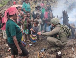 Saat Polisi dan Anak-Anak Papua Tertawa Bersama di Sugapa