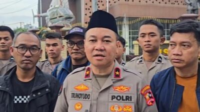 Polri dan Jurnalis Bagikan 1.500 Takjil kepada Masyarakat di Sekitar Mabes Polri