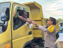 Sapa Warga dengan Senyum, Polwan Polres Fakfak Tebar Kebaikan Lewat Bagi-Bagi Takjil