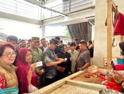 Jelang Idul Fitri 1447 H, Dandim 1310/Bitung Bersama Forkopimda Minut Sidak Pasar dan Bagikan Kupon Subsidi Sembako di Pasar Airmadidi