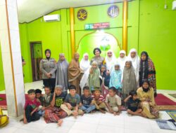 Pembagian Zakat Fitrah di Mesjid Al-Azhar Wosi