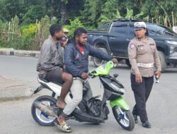 Sat Lantas Polres Jayawijaya Laksanakan Strong Point Pagi, Wujudkan Kamseltibcarlantas di Wamena