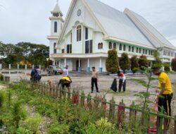 Pererat Kebersamaan, Polsek Wamena Kota Laksanakan Kerja Bakti di Gereja