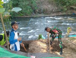 Babinsa Rap Rap Bersama Warga Kejar Target Bangun Jembatan Perintis Garuda