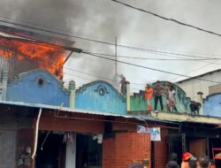 Polres Jayawijaya Gerak Cepat, Padamkan Kebakaran Ruko di Wamena