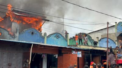 Polres Jayawijaya Gerak Cepat, Padamkan Kebakaran Ruko di Wamena