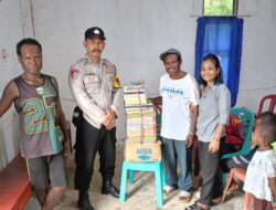 Bhabinkamtibmas Kampung Wamena Salurkan Bantuan Buku dan Dukung Pemberantasan Buta Aksara di Kabupaten Kaimana