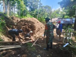 Tunjukkan Semangat Kebersamaan, Babinsa Airmadidi Bawah Turun Tangan Bantu Pemasangan Bowplank Jembatan Perintis Garuda