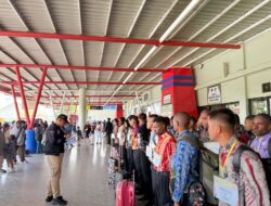Keberangkatan calon siswa penerimaan Polri Tahun 2026 Pabanrim Jayawijaya