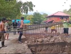 Gotong Royong Babinsa dan Warga Percepat Pembangunan Jembatan Perintis Garuda Rap Rap
