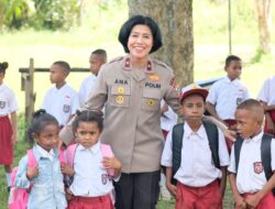 Dalam Rangka Hari Kartini, Polwan Polda Papua Barat Bagikan Tas Untuk Anak Sekolah