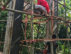 Percepat Pembangunan Jembatan Gantung Perintis Garuda, Babinsa Bantu Pengerjaan Jembatan