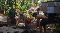 Aktif di Lokasi Pembangunan Jembatan, Babinsa Airmadidi Bawah Bantu Aduk Campuran Semen, Pasir dan Kerikil Bersama Warga dan Pekerja