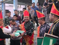 Dandim 1310/Bitung Terima Pengukuhan Gelar Adat Tonsea Minahasa pada Parade Nusantara Kota Bitung Peringati Harkitnas Ke-118 Tahun 2026