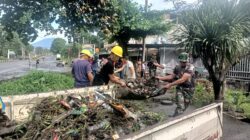 Bentuk Nyata Kepedulian TNI Terhadap Kebersihan Lingkungan, Kodim 1310/Bitung Gelar Karya Bakti Gerakan Indonesia Asri, Bersihkan Selokan dan Taman Median Jalan