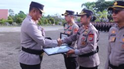 Kapolda Papua Barat Beri Penghargaan Kapolri Kepada Personil dan Satker Berprestasi