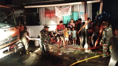 Aksi Cepat Unit Damkar Kodim 1310/Bitung Bantu Padamkan Kebakaran Tiga Rumah Warga