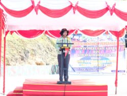 Perkuat Sinergitas TNI-Polri, Polwan Polda Papua Barat dan Kowad Kodam XVIII/Kasuari Gelar Ekshibisi Menembak Persahabatan