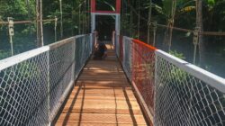 Kejar Target, Pembangunan Jembatan Perintis Garuda Desa Sawangan-Minut Masuki Tahap Pemasangan dan Pengecatan Pagar