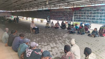 Sat Binmas Polres Jayawijaya Fasilitasi Mediasi Penyelesaian Masalah Secara Kekeluargaan