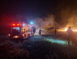 Personel Kodim 1310/Bitung Bersama Tim Damkar Pemkab Minut, Sigap Bantu Padamkan Kebakaran Lahan PT. FOI di Desa Wineru