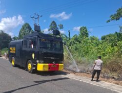 Respon Cepat Musim Kemarau Dan Karhutla: Awc Polres Teluk Bintuni Padamkan Kebakaran Lahan di Jalan Poros Tuasai
