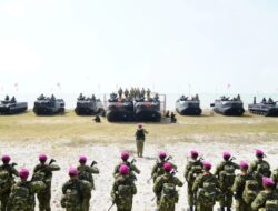 Wakil Panglima TNI dan Sejumlah Pejabat Negara Terima Warga Kehormatan dan Brevet Korps Marinir
