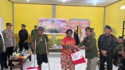 Satbrimob Polda Papua Barat dan Yayasan Peduli Kasih Bagikan Ratusan Paket Sembako di HUT Ke-81 RI