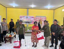 Satbrimob Polda Papua Barat dan Yayasan Peduli Kasih Bagikan Ratusan Paket Sembako di HUT Ke-81 RI